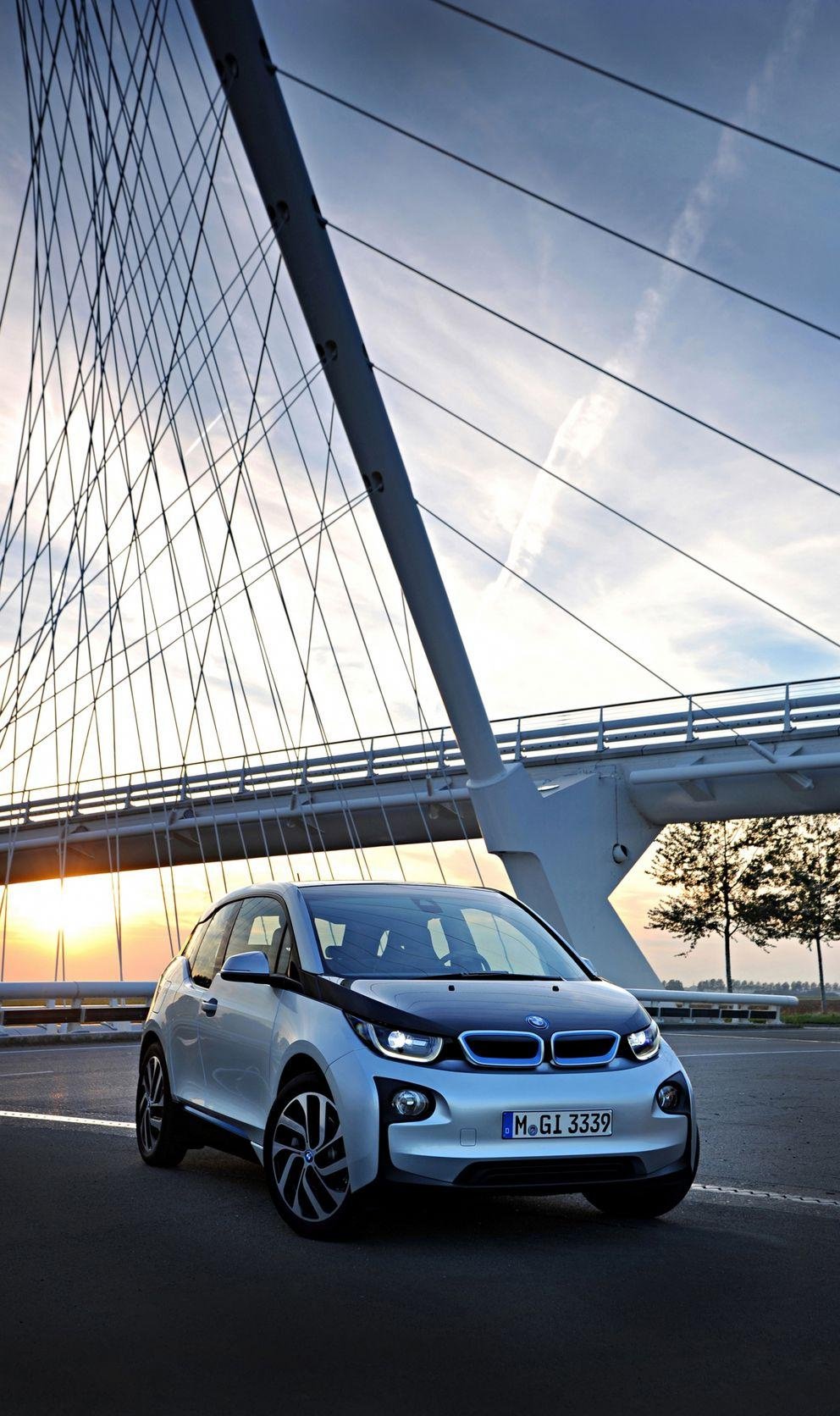 BMWi3 im Hintergrund blauer Himmel