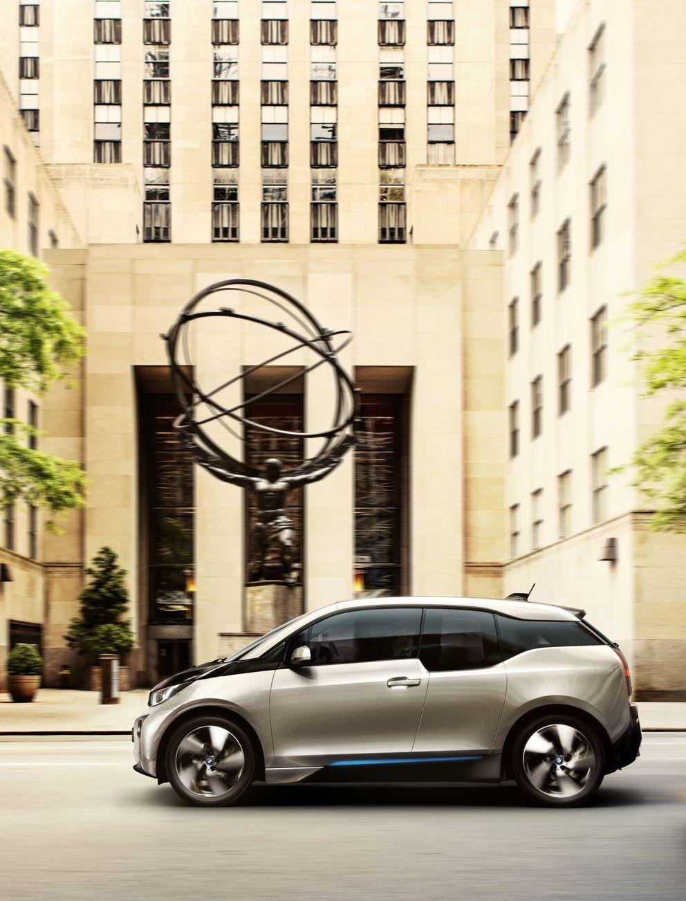 BMWi3 vor einem hellen Gebäude